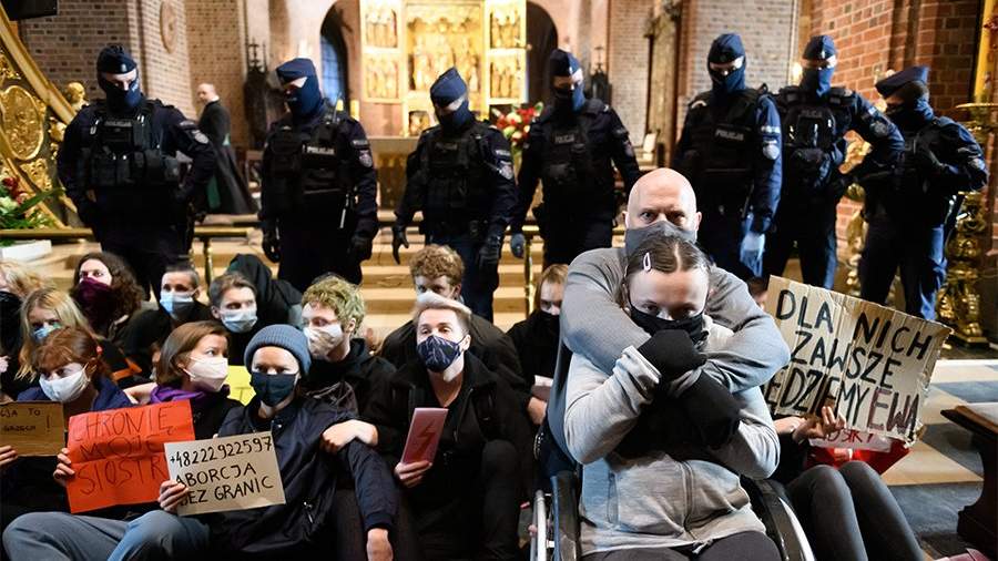 в акции протеста против ужесточения закона об абортах в Архикафедральной базилике Святых Петра и Павла в Познани, Польша, 25 октября 2020 года