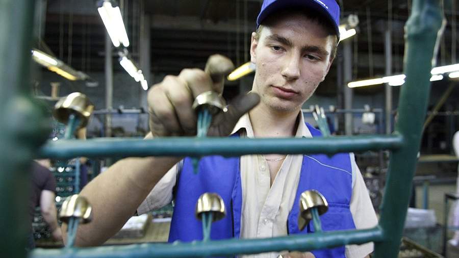 Подросток работает на заводе по выпуску сантехнического оборудования