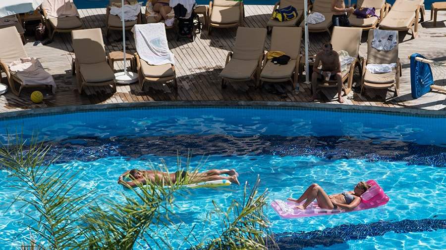 Отдыхающие в бассейне в турецком отеле 