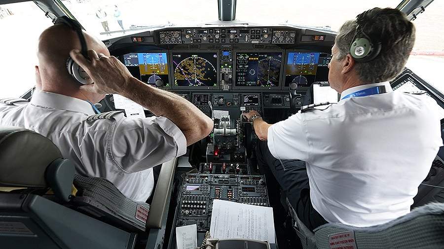 но у меня боинг 737 боинг песня. TASS 42825707. но у меня боинг 737 боинг песня фото. но у меня боинг 737 боинг песня-TASS 42825707. картинка но у меня боинг 737 боинг песня. картинка TASS 42825707. Лишь за последние пять месяцев упало два «Боинга-737 Макс», и число жертв достигло 346 человек. Пассажиры и авиакомпании хотят знать, чем вызваны аварии новой модели одного из ведущих мировых производителей, и связаны ли они друг с другом. В понедельник, на следующий день после крушения борта «Эфиопских авиалиний», акции компании «Боинг» упали на 5%, а Китай, Индонезия и ряд других авиакомпаний объявили о приостановке эксплуатации.
