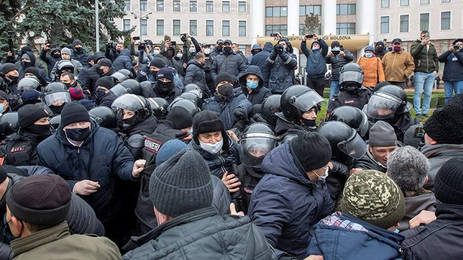 Clashes with police outside the Moldovan parliament in Kishinev.  December 16, 2020