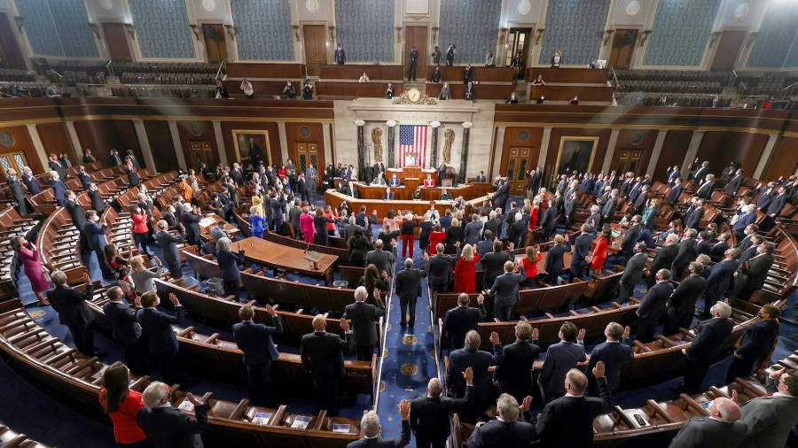 Спикер Палаты представителей Нэнси Пелоси (штат Калифорния) приводит к присяге новых членов Конгресса