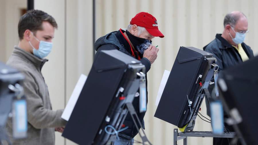 Избиратели на втором туре выборов в Сенат США на избирательном участке в Мариетте, штат Джорджия, США