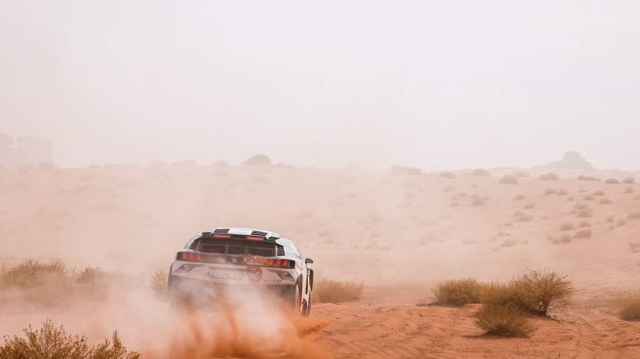 Машина Халида Аль-Кассими во время ралли-марафона «Дакар-2021»