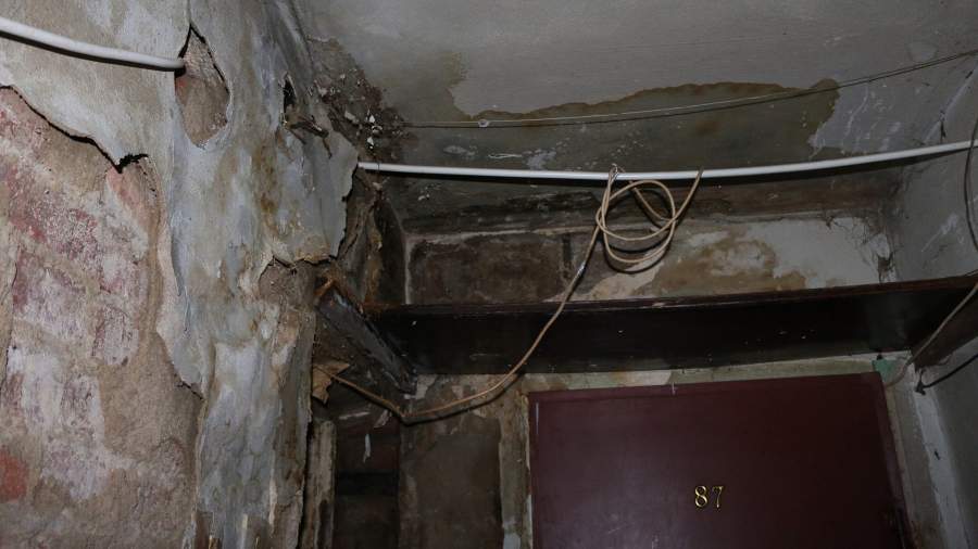 Внутри аварийного дома на улице Электростальской в Челябинске