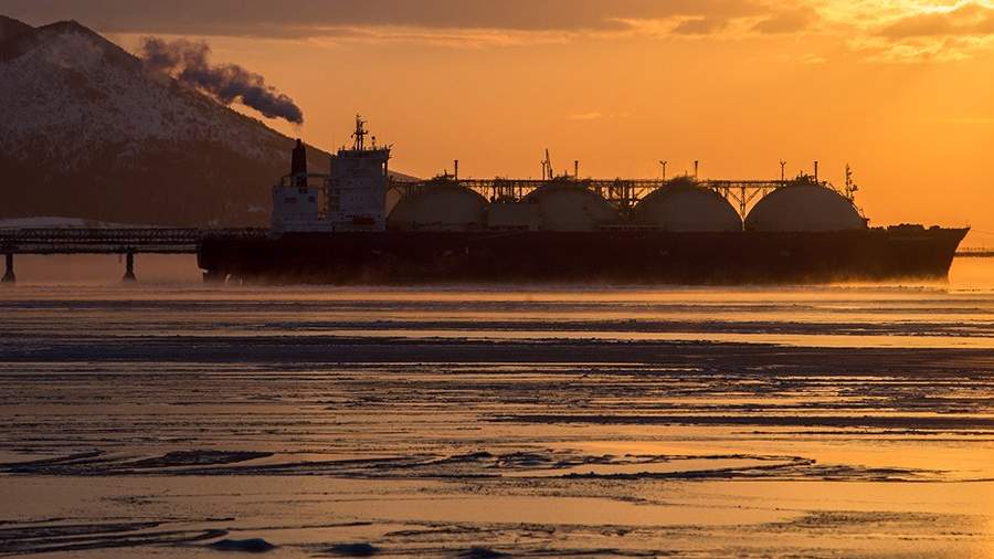 Танкер-газовоз Cygnus Passage стоит у причала завода по производству сжиженного природного газа в заливе Анива у поселка Пригородное Сахалинской области