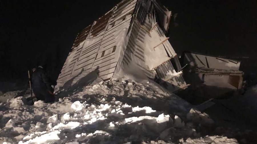 Дом, разрушенный в результате схода лавины в районе горнолыжного комплекса "Гора Отдельная" в Норильске