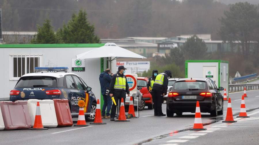 Сотрудники национальной полиции Испании останавливают автомобили на контрольно-пропускном пункт
