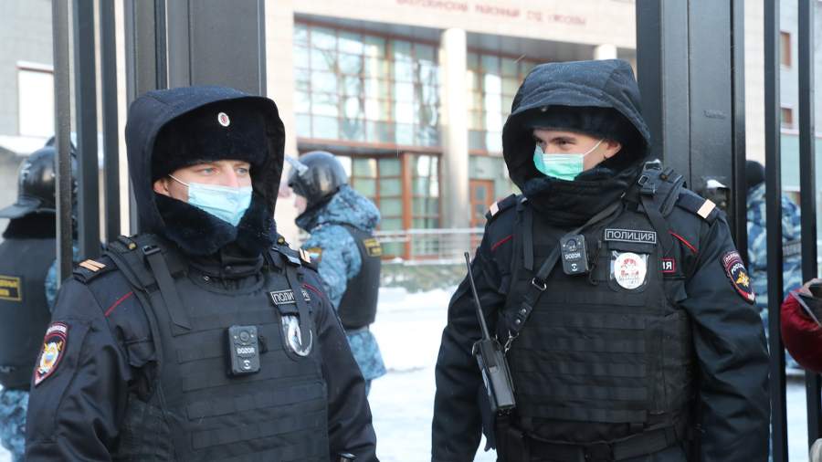 полицейские около здания Бабушкинского суда