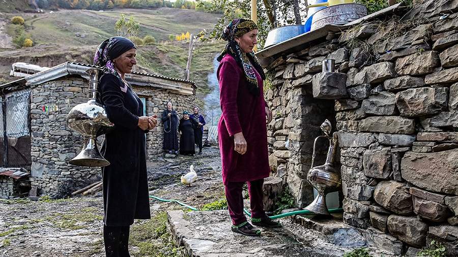 Местные жительницы у источника в селе Нижнее Гаквари Цумадинского района