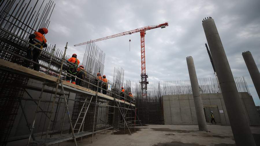 Строить и жить: Минстрой хочет менять цену строительных госконтрактов