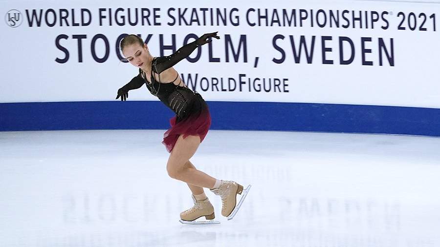 Александра Трусова выступает в произвольной программе женского одиночного катания на чемпионате мира по фигурному катанию в Стокгольме