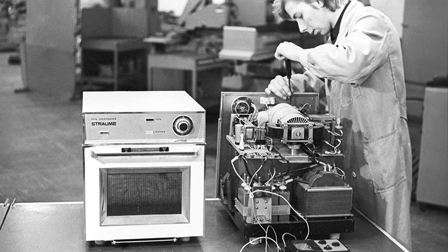Электронная печь «Страуме», служит для размораживания продуктов и для быстрого приготовления пищи. Рижский завод «Страуме» электробытовых приборов и детских игрушек. Латвийская ССР. Рига. 1979 год