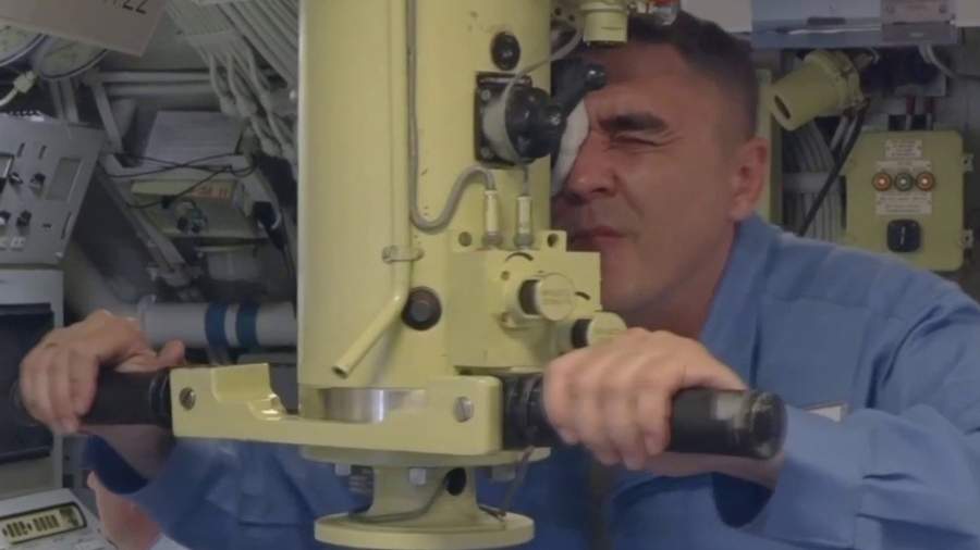 Член экипажа атомного подводнго крейсера «Омск» во время учений «Океанский щит» у берегов Чукотки