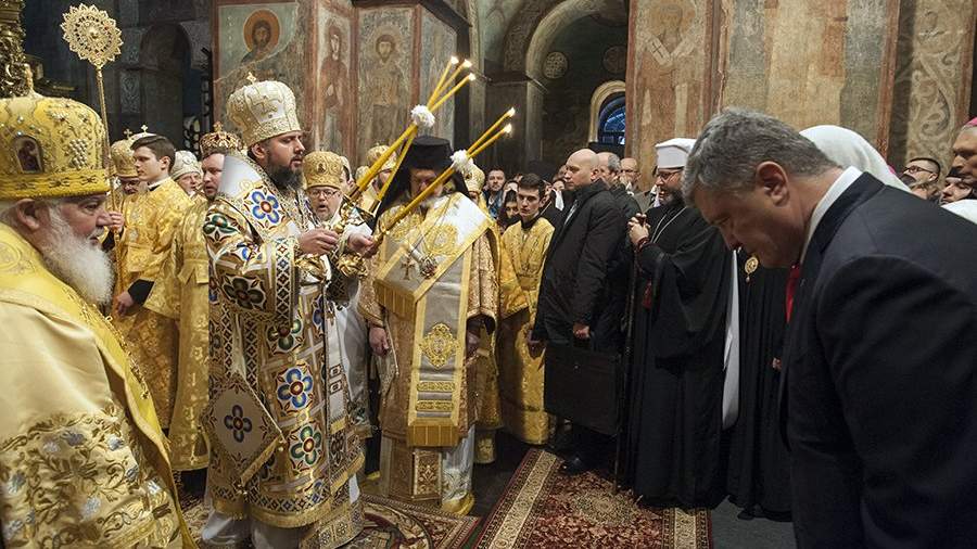 Бывший президент Украины Петр Порошенко во время литургии в соборе Святой Софии в Киеве. 2019 год