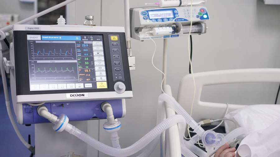 a patient with coronavirus on a ventilator