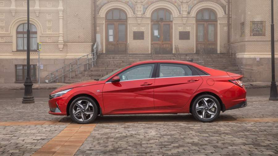 Новая Hyundai Elantra на 30 мм длиннее (4650 мм), на 25 мм шире (1825 мм) и на 20 мм ниже (1430 мм). Колесная база увеличилась на 20 мм, до 2720 мм