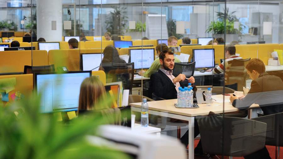 Сотрудники офиса банка