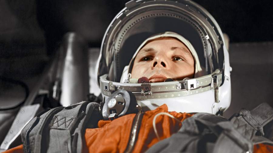 Космонавт Юрий Гагарин в кабине космического корабля «Восток-1» перед стартом. Космодром Байконур, 12 апреля 1961 года