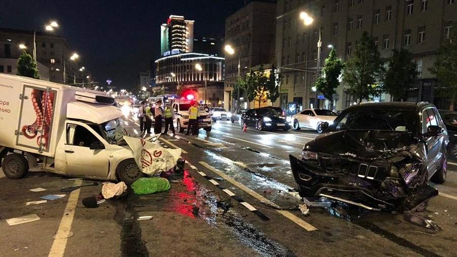 Место автомобильной аварии с участием актера Михаила Ефремова на Смоленской площади в Москве