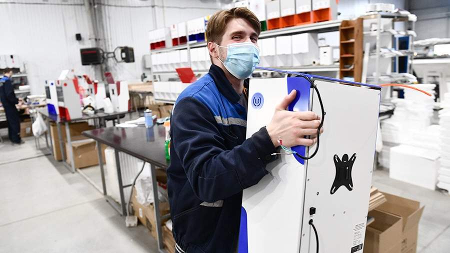 Рабочий на участке по производству бесконтактных дезинфекторов и мультимедийного оборудования