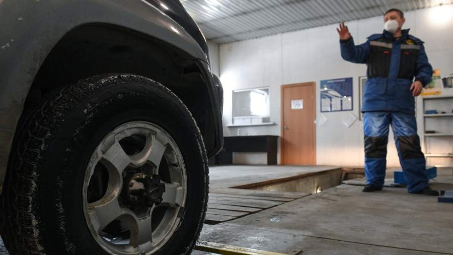 a technical expert conducts a technical inspection