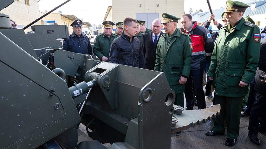 Министр обороны РФ Сергей Шойгу во время проверки выполнения государственного оборонного заказа АО «766-е управление производственно-технологической комплектации (УПТК)», где разрабатываются и выпускаются робототехнические комплексы различного назначения