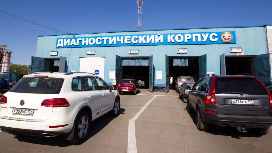 легковые автомобили в очереди на ТО
