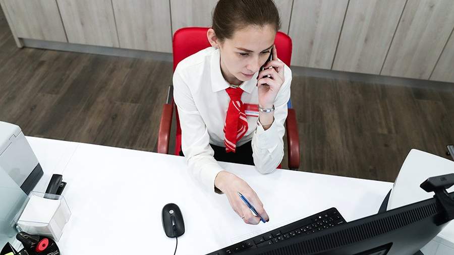 Банковский работник в офисе