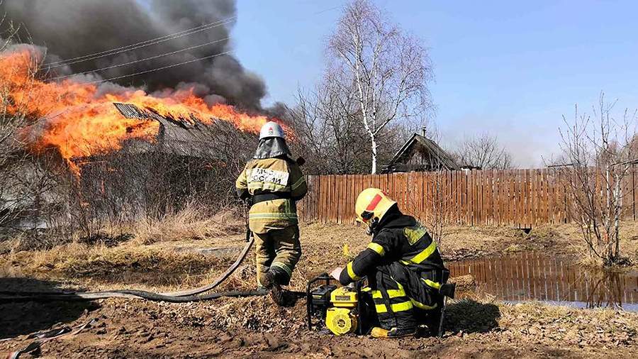 Extinguishing burning houses in the Vladimir region