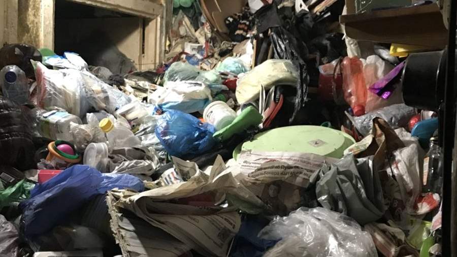 Гора мусора в квартире в Купчино, в которой обнаружили тело мужчины