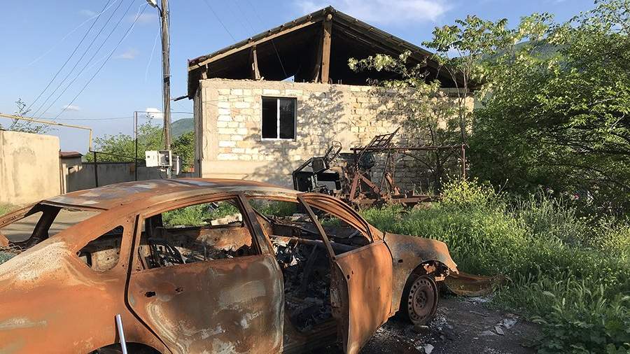 Сгоревший автомобиль во дворе брошенного дома