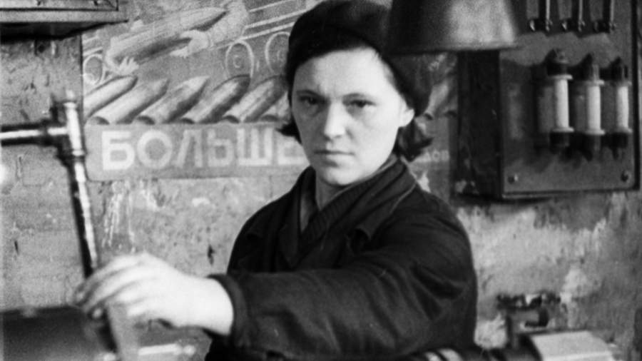 Советская женщина у заводского станка