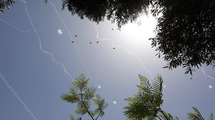 Перехват ракет со стороны сектора Газа израильской системо ПВО "Железный купол" в небе над Ашкелоном