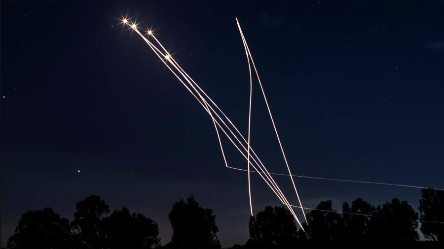 Израильская система ПРО «Железный купол» перехватывают ракеты, выпущенные из сектора Газа