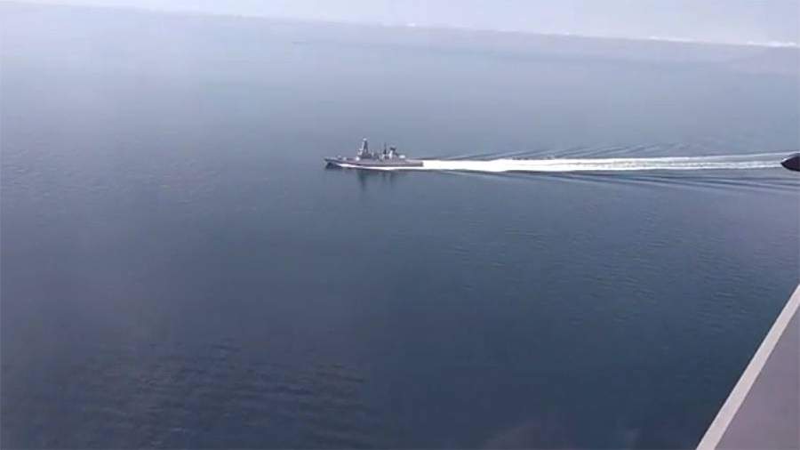 Эсминец Великобритании HMS Defender с борта российского самолета
