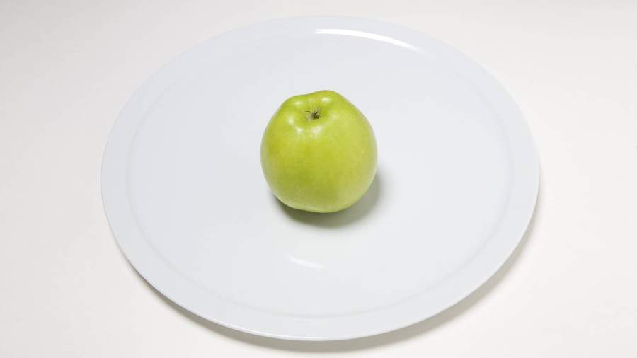 яблоко на тарелке