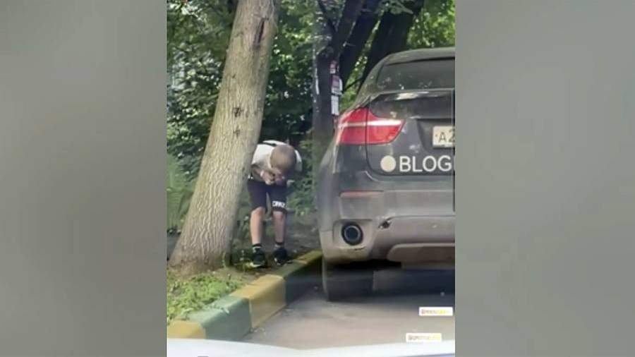 Подросток снимает колпачки ниппелей с припаркованной машины в Нижнем Новгороде