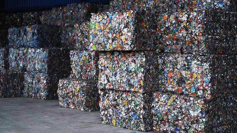 Рассортированный и спрессованный мусор в комплексе по переработке отходов