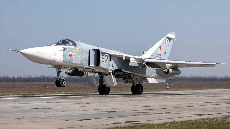 Фронтовой бомбардировщик Су-24М во время вылета