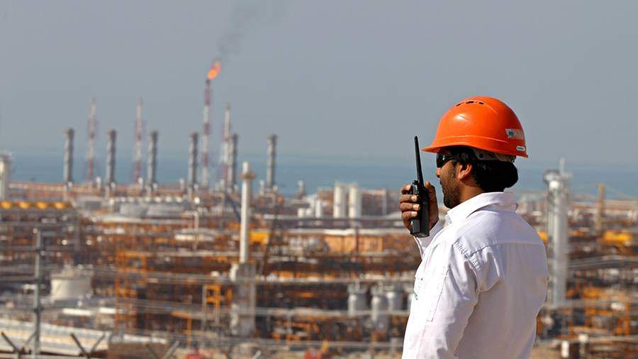Нефтеперерабатывающий завод на одном из месторождений Ирана