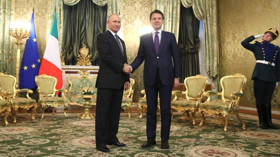 Президент РФ Владимир Путин и премьер-министр Италии Джузеппе Конте во время встречи в Кремле. 24 октября 2018 года