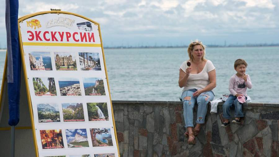 Отдыхающие на набережной в Крыму
