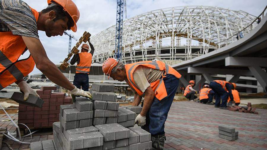 Рабочие на строительстве стадиона