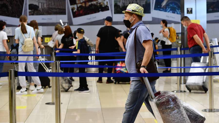 пассажиры в аэропорту