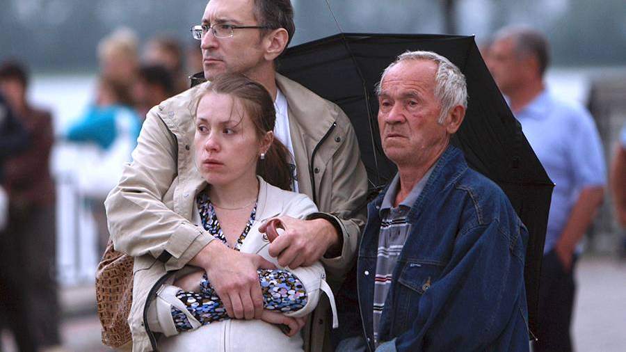 Родственники ожидают теплоход «Арабелла», который подобрал пострадавших с затонувшего судна «Булгария», в Речном порту Казани. 10 июля 2011 года