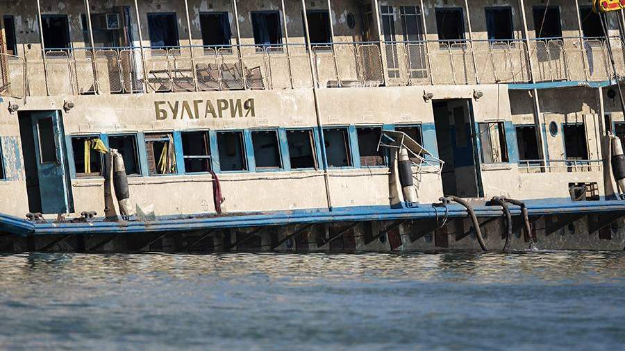 Теплоход «Булгария», поставленный на мель, в затоне Кирельское рядом с доком. 24 июля 2011 года