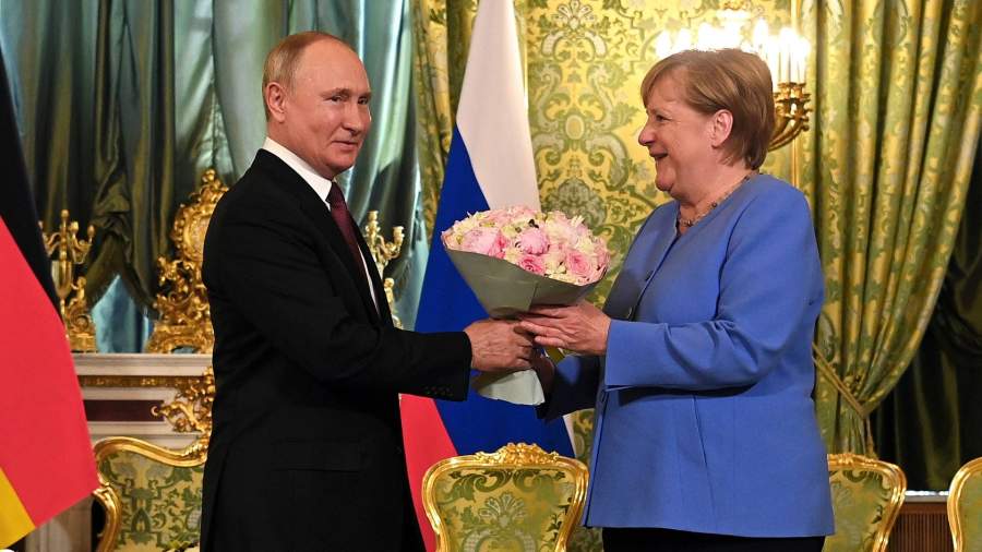 Vladimir Putin y Angela Merkel durante la reunión