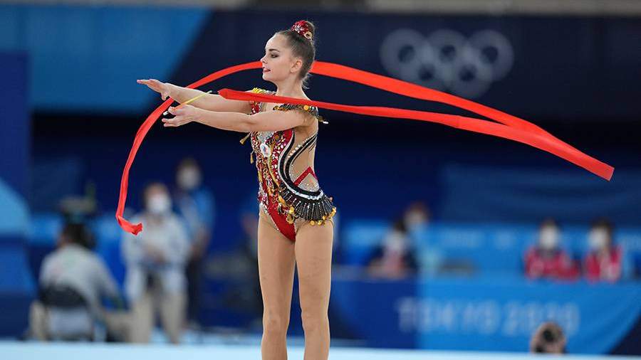 Российская спортсменка (команда ОКР) Дина Аверина выполняет упражнения с лентой в индивидуальном многоборье на соревнованиях по художественной гимнастике на XXXII летних Олимпийских играх в Токио