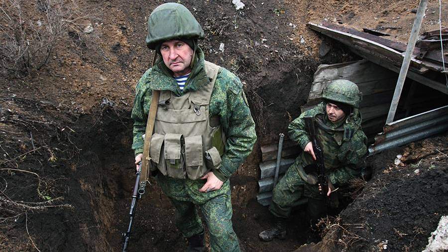 Soldados del ejército de la RPD en la posición cercana a la línea de contacto con las fuerzas de seguridad ucranianas en la región de Donetsk